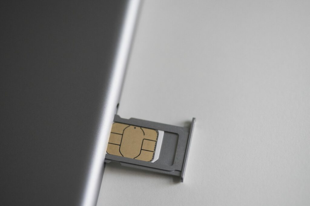 Comment ouvrir la carte SIM de l'iPhone sans outil d'éjection