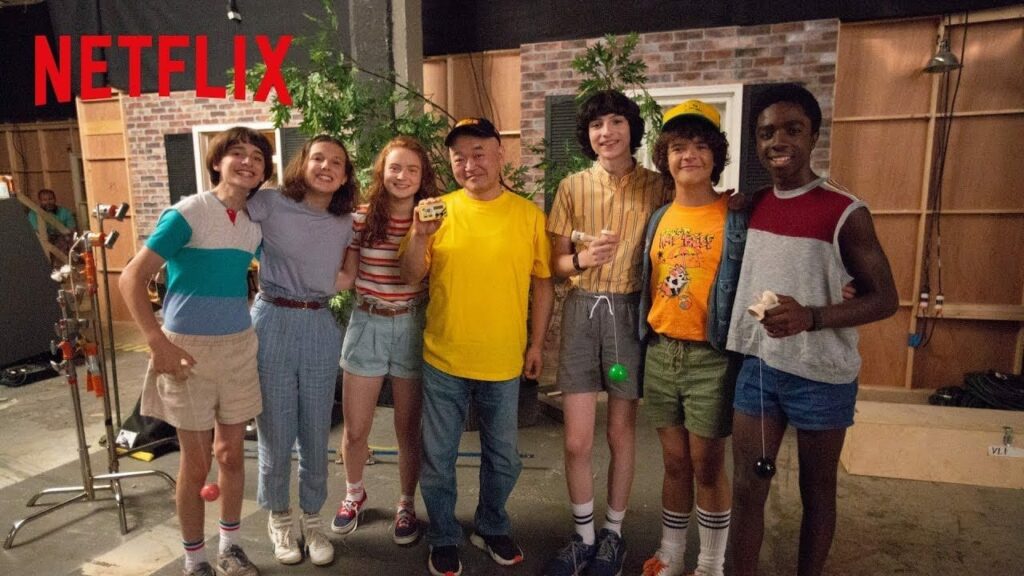 El elenco de Stranger Things se reúne con Master Higgins para probar algunos juegos de NES