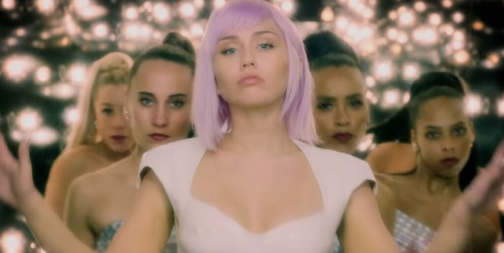 "Black Mirror": Miley Cyrus reprend une chanson de Nine Inch Nail dans la plupart des épisodes autobiographiques