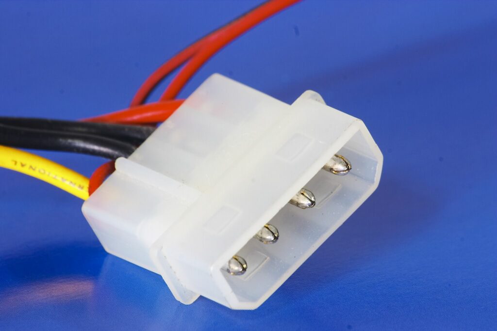 Brochage du connecteur d'alimentation périphérique Molex à 4 broches