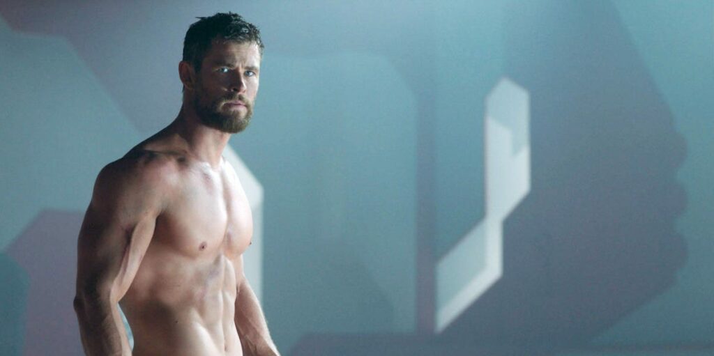 Chris Hemsworth sur Instagram montre comment il entraîne ses biceps avec le livre d'Elsa Pataky