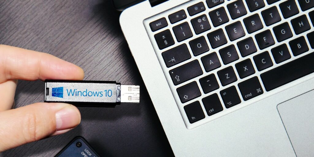 Windows 10 USB being inserted into a Mac