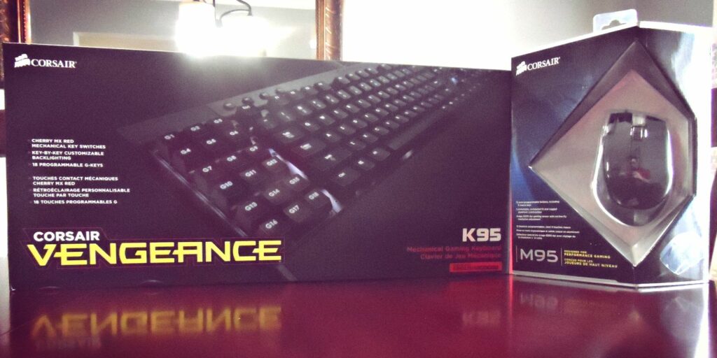 Examen et cadeau du clavier de jeu mécanique Corsair Vengeance K95 et de la souris de jeu M95