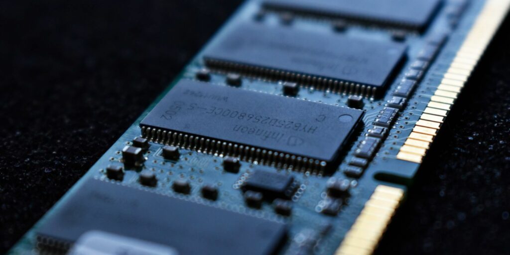 computer-ram-memory-macro-closeup-featured