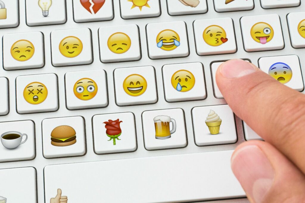 Utilisez les emoji et les smileys de Facebook