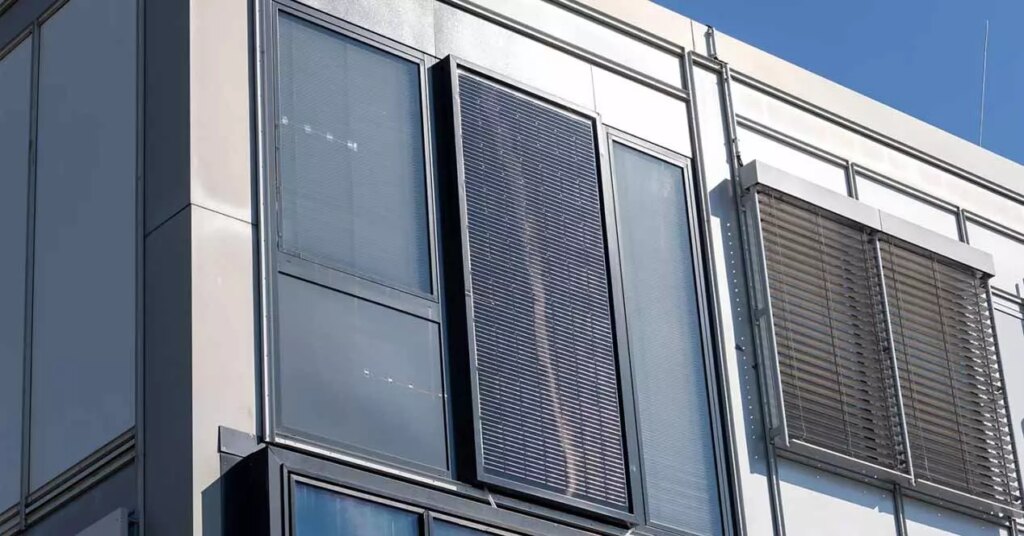 cette façade est capable de chauffer et de refroidir le bâtiment avec des panneaux solaires