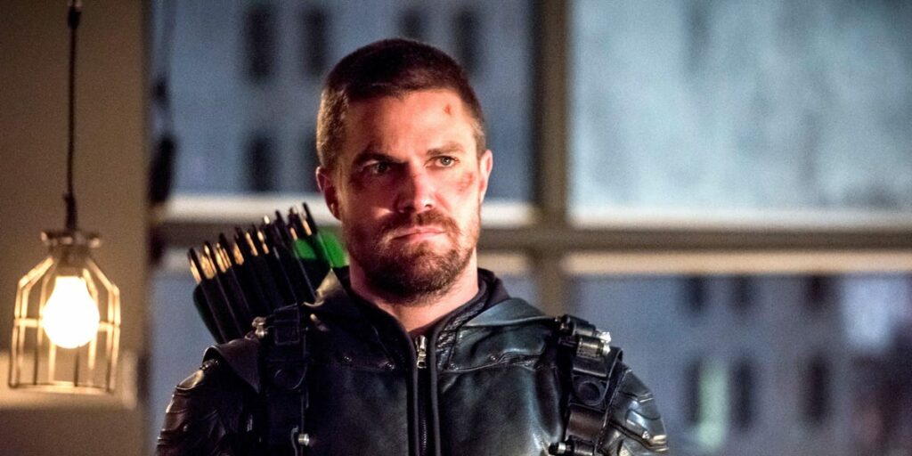 "Arrow": Stephen Amell montre le premier et le dernier costume d'Arrow sur cette belle photo