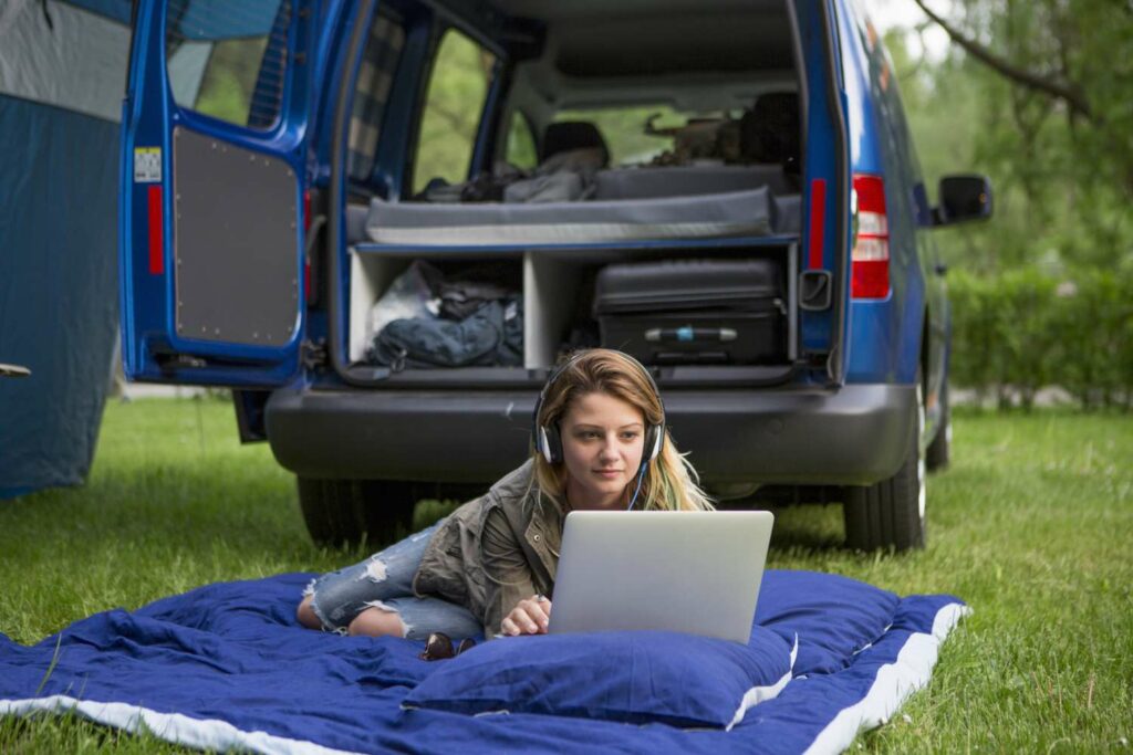 Comment un adaptateur d'alimentation de voiture fait fonctionner tous vos appareils électroniques